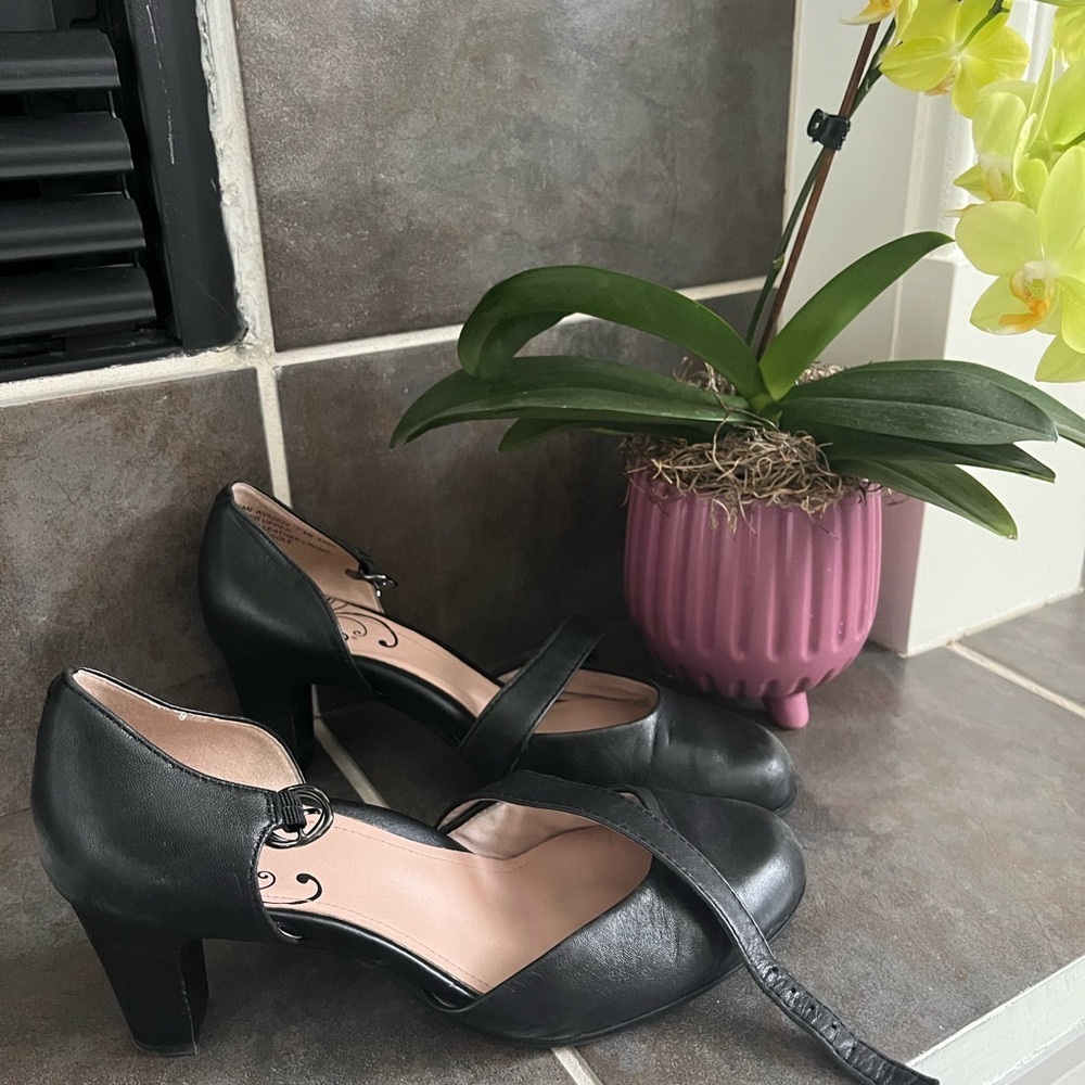 Genuine leather Abeo heels, orthotic/arch support,  Mary Jane style, size 7.5 N